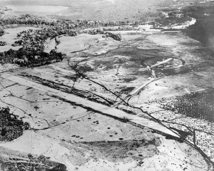 Letiště Henderson Field na Guadalcanalu. Snímek z srpna roku 1942