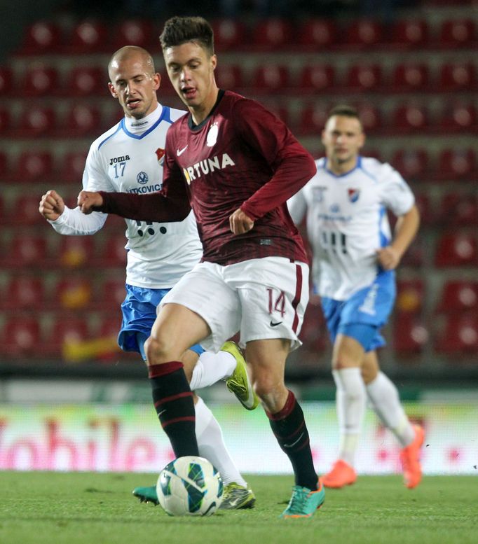 Fotbalista Sparty Praha Václav Kadlec uniká před Daliborem Vašendou v utkání 10. kola Gambrinus ligy 2012/13 proti Baníku Ostrava.