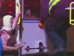 Screenshot videa od televize KWTX-TV zachycuje ženu, kterou zranila silná exploze.