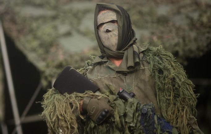 A member of the Brazilian Navy takes on the role of a sniper during an exhibition showcasing their operational capacity to combat terrorist attacks and riots, ahead of the FIFA Confederations Cup and World Youth Day in Rio de Janeiro May 27, 2013. REUTERS/Ricardo Moraes (BRAZIL - Tags: MILITARY SPORT SOCCER CIVIL UNREST) Published: Kvě. 27, 2013, 9:16 odp.