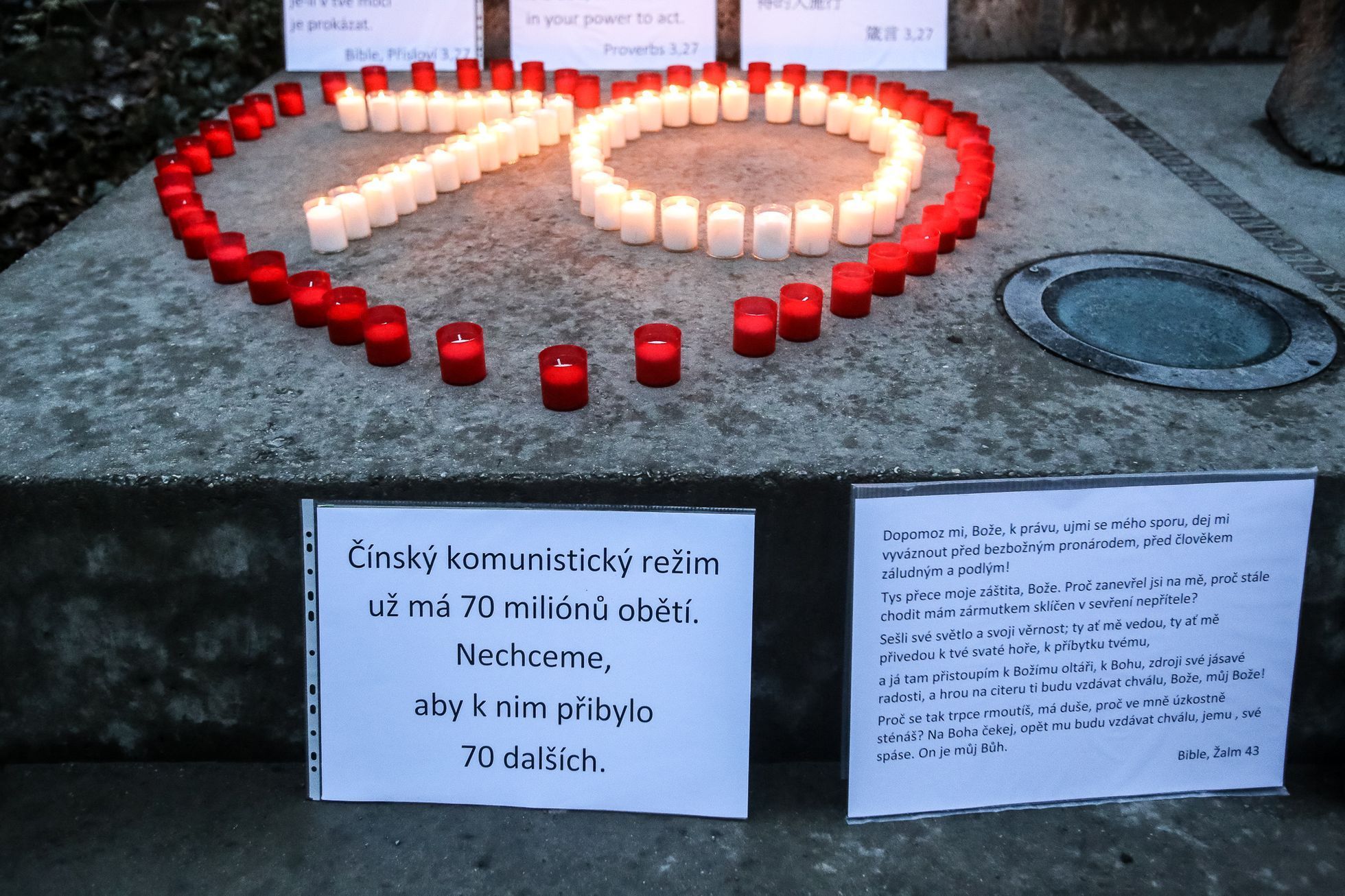 Modlitba za čínské křesťany u památníku komunismu v Praze, 16.3.2018