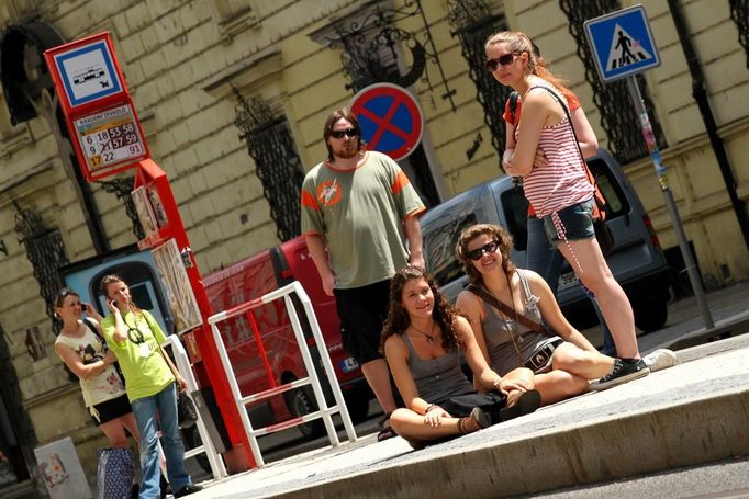 Tramvaje nejezdily podle jízdních řádů, čekání se někdy protahovalo. Ale nikdo se na ostrůvcích nemračil.