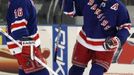 Jaromír Jágr (vpravo) spolu s Tomem Potim oslavuje svůj gól v dresu NY Rangers do branky Philadelhie.