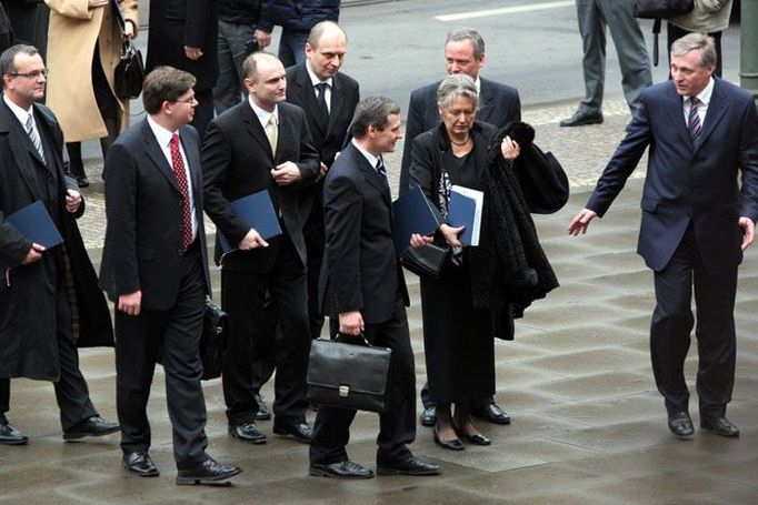 Premiér Topolánek vede svoje ministry k prezidentovi.