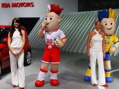 Kia představila maskoty šampionátu i ve své expozici na autosalonu 