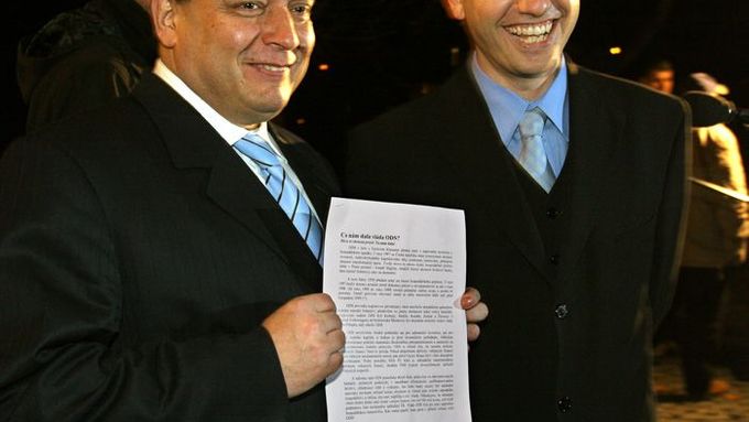 Premiér Jiří Paroubek ukazuje inzerát proti ODS, s nímž hodlá jeho strana vyrukovat.