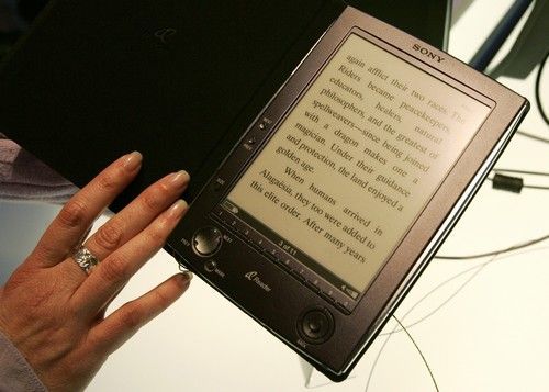Nudí vás papírové knihy? Zkuste digitální s přístrojem pro čtení od Sony