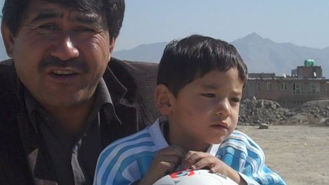 Malý Afghánec v dresu z igelitu se dočkal. Messi mu poslal opravdový i s míčem