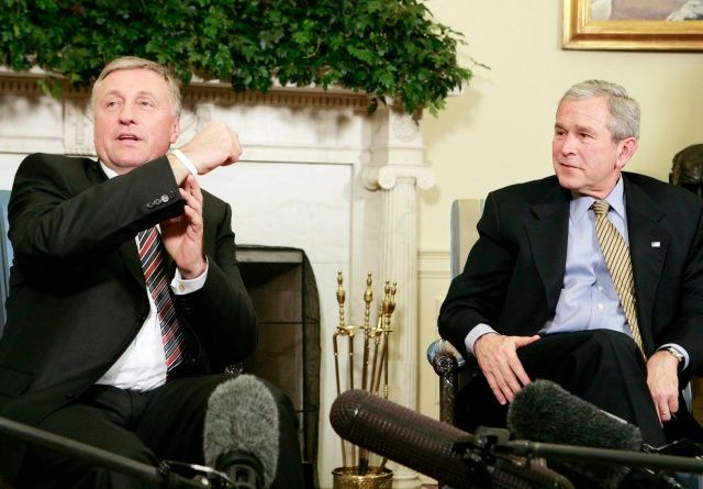 Schůzka Bushe a Topolánka v Oválné pracovně