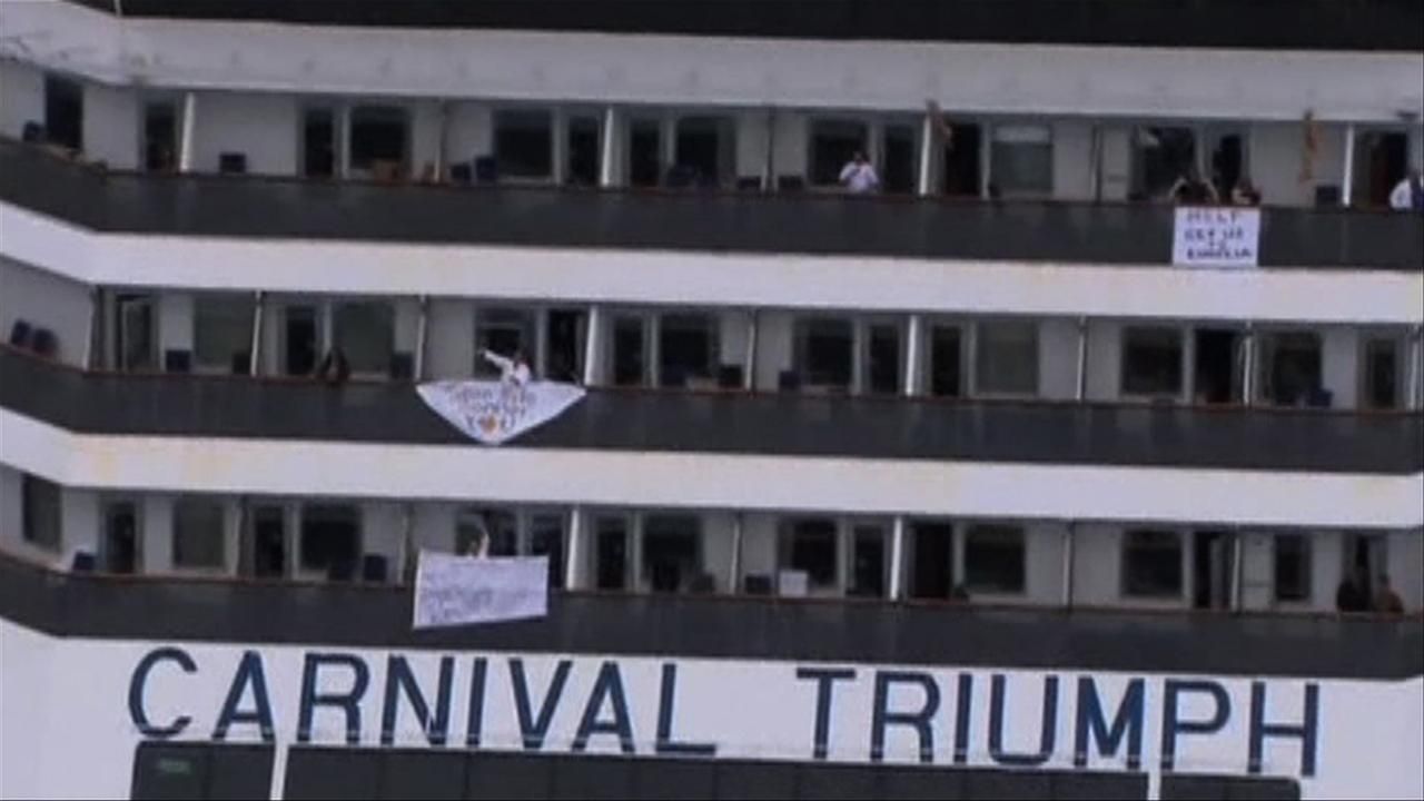 Video: Poškozená loď Carnival Triumph, která zapáchala výkaly tisíců cestujících, konečně dorazila do přístavu v Alabamě.