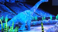 Tento brachiosaurus měří na délku 17 metrů a i ve velkém prostoru O2 arény vypadá dostatečně mohutně. Jeho pohyby řídí několik operátorů, z nichž každý má na starost jinou část těla