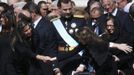 Princess Maxima (L) of the Netherlands offers the sign of peace with Spain's Princess Letizia near Prince Felipe during the inaugural mass of Pope Francis at the Vatican, March 19, 2013. Pope Francis celebrates his inaugural mass on Tuesday among political and religious leaders from around the world and amid a wave of hope for a renewal of the scandal-plagued Roman Catholic Church. REUTERS/Alessandro Bianchi (VATICAN - Tags: RELIGION POLITICS ROYALS ENTERTAINMENT) Published: Bře. 19, 2013, 10:26 dop.