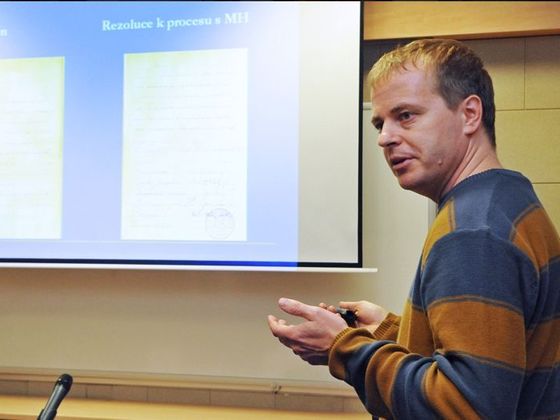 Historik Kamil Činátl ukazuje, jak vypadá výuka pomocí aplikace HistoryLab.