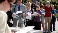 Lidé stojí ve frontě na čtení. Každý, kdo měl chuť se připojit, dostal od pořadatelů list s deseti jmény. "Bohužel bychom tady ta jména mohli číst téměř do nekonečna," řekl jeden z účastníků.