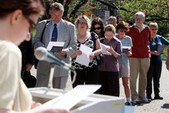 Jména obětí holokaustu zněla náměstím Míru