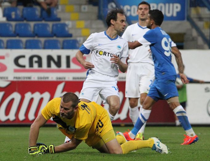 Fotbalový brankář David Bičík ze Slovanu Liberec se zvedá v utkání Evropské ligy s Dněprem Dněpropetrovsk.