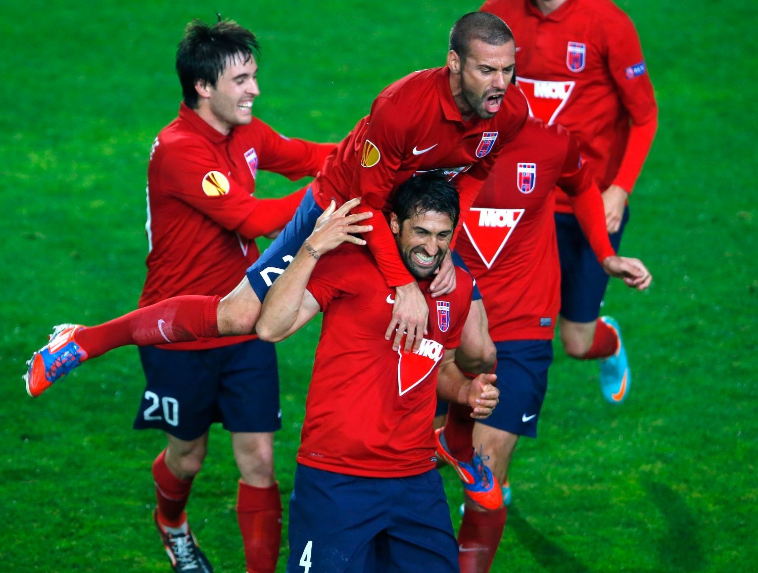 Fotbalisté Videotonu Marco Caneira (4) slaví gól se spoluhráči proti Bazileji v utkání Evropské ligy 2012/13.
