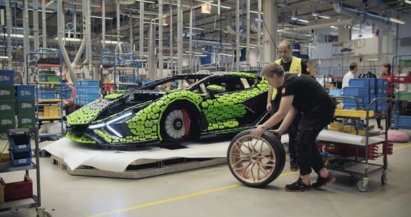 Lamborghini z Kladna. Je postavené ze 400 000 kostiček Lega.
