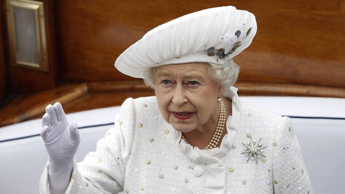 Obrazem: Rekordních 63 let Alžběty II. na trůně. Znuděná tvář, úsměvy, proslovy i pukrlata