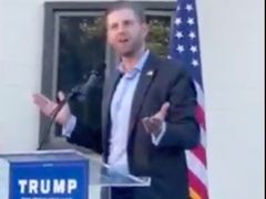 Prezidentův syn Eric Trump na předvolebním mítinku v Milfordu na konci září 2020 (Záběr z videa)