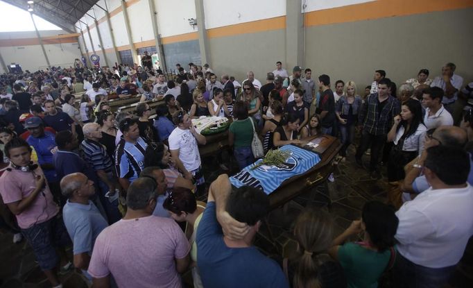 Relatives of victims of the fire at Boate Kiss nightclub attend a collective wake in the southern city of Santa Maria, 187 miles (301 km) west of the state capital Porto Alegre, January 27, 2013. The nightclub fire killed at least 232 people in Santa Maria early on Sunday when a band's pyrotechnics show set the building ablaze and fleeing partygoers stampeded toward blocked and overcrowded exits in the ensuing panic, officials said. REUTERS/Ricardo Moraes (BRAZIL - Tags: DISASTER OBITUARY) Published: Led. 27, 2013, 11:14 odp.