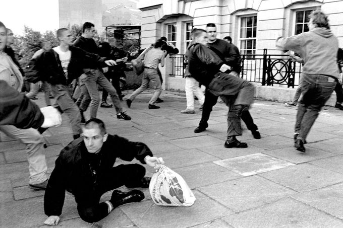 Střet skinheadů s antifašisty na nádraží Waterloo během blokády, která měla zabránit setkání na koncert skinheadů. Londýn, 12. září 1992.