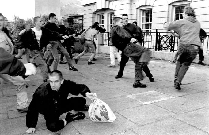 Střet skinheadů s antifašisty na nádraží Waterloo během blokády, která měla zabránit setkání na koncert skinheadů. Londýn, 12. září 1992.