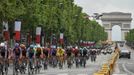 Peloton dojíždí do cíle nedělní etapy