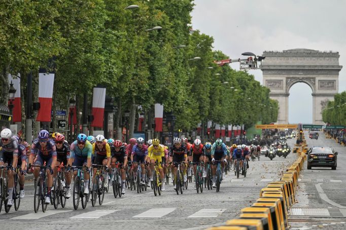 Peloton dojíždí do cíle nedělní etapy