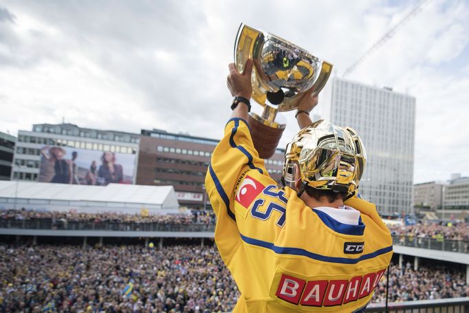 Henrik Lundqvist ukázal pohár pro světové šampiony zaplněnému náměstí