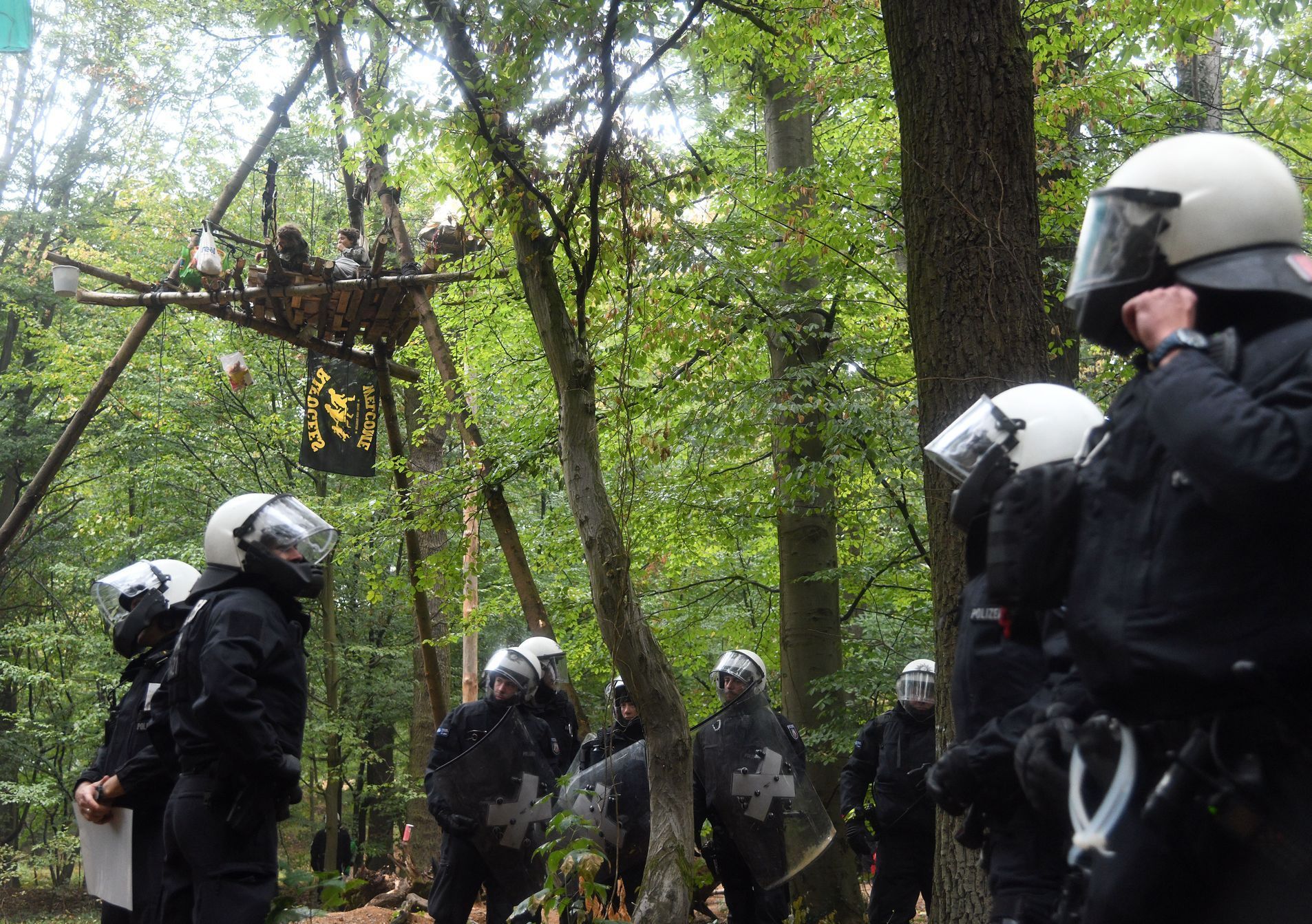 Německá policie začala s vyklízením lesa u uhelného dolu.