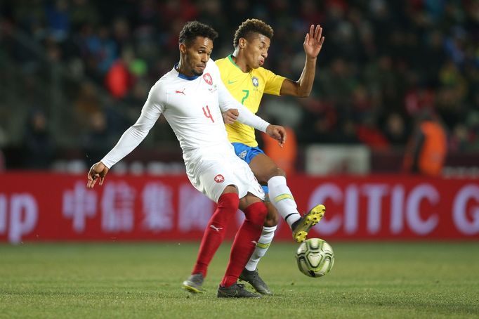 Theodor Gebre Selassie a David Neres v přátelském zápase Česko - Brazílie.