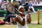 Začněme v ženské části turnaje, jejíž semifinále se rozehraje ve čtvrtek odpoledne. Serena Williamsová takhle jásala po třísetové výhře nad Viktorií Azarenkovou.