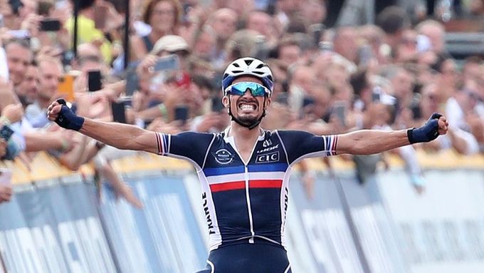 Julian Alaphilippe vítězí na MS cyklistů 2021 v Belgii.