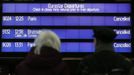 People look at Eurostar departures screens at St Pancras International Station in London March 12, 2013. The high-speed Eurostar train service connecting London with the French and Belgian capitals was suspended following an overnight snowstorm in northwestern Europe. REUTERS/Suzanne Plunkett (BRITAIN - Tags: TRANSPORT ENVIRONMENT) Published: Bře. 12, 2013, 1:43 odp.