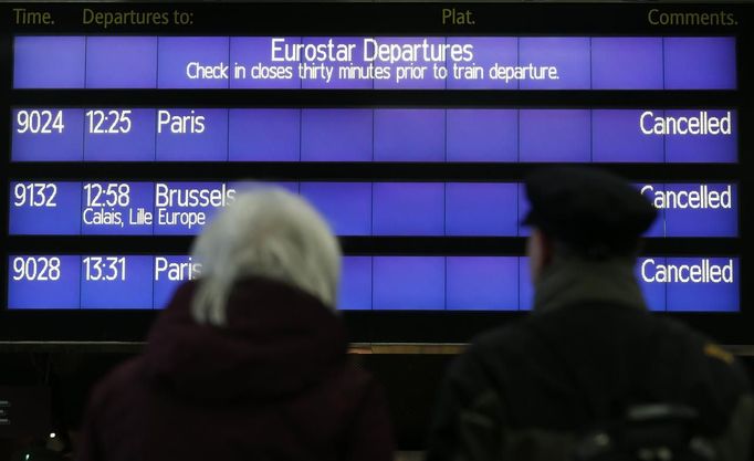 People look at Eurostar departures screens at St Pancras International Station in London March 12, 2013. The high-speed Eurostar train service connecting London with the French and Belgian capitals was suspended following an overnight snowstorm in northwestern Europe. REUTERS/Suzanne Plunkett (BRITAIN - Tags: TRANSPORT ENVIRONMENT) Published: Bře. 12, 2013, 1:43 odp.