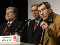 Naumanna přijel podpořit také spisovatel Günter Grass.