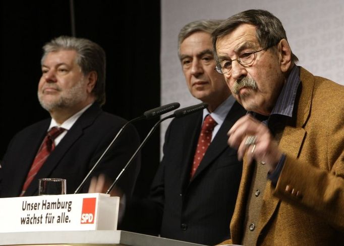 Novelist and Nobel Laureate in Literature Guenter Grass (R) speaks on the podium beside Michael Naumann, SPD top candidate for the upcoming German city-state of Hamburg elections, and SPD chairman Kurt Beck (L) during an election campaign rally in Hamburg February 18, 2008. Regional state elections will be held in Hamburg on February 24 with Naumann as top candidate of the Social Democratic party (SPD). REUTERS/Christian Charisius (GERMANY