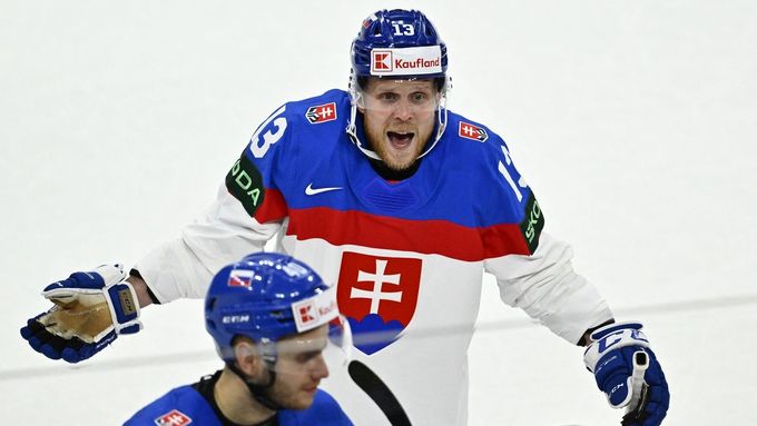Slovenský útočník Michal Krištof protestuje u rozhodčích po nájezdech proti Rakousku na MS 2025.