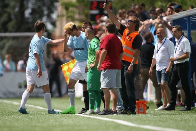 Seriálový fotbalista Julius Lavický (v podání herce Jakuba Štáfka) nastoupil za Vyšehrad na půlhodinku hry v dohráce 31. kola ČFL.