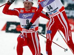 Norové Hjelmeset a Svartedal soupeří o vítězství během závodu Tour de Ski ve Val Di Fiemme.