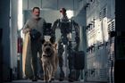 Sci-fi film s Hanksem, roboty a psem: Ameriku po katastrofě pohřbil prach a písek