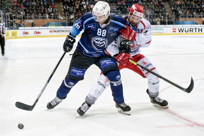 Spengler Cup 2019: Wojtek Wolski z Ambri-Piotty v souboji s Davidem Musilem z Třince.