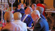 Donaldovi nablízko. Donald Trump rozmlouvá s králem Vilém-Alexandr během slavnostní večeře v paláci Huis ten Bosch. Neostrý muž v popředí je náš prezident Petr Pavel.
