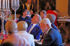 Donaldovi nablízko. Donald Trump rozmlouvá s králem Vilém-Alexandr během slavnostní večeře v paláci Huis ten Bosch. Neostrý muž v popředí je náš prezident Petr Pavel.