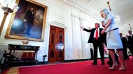 Zkouška z dějin Spojených států. Trump ukazuje Zelenskému portrét prezidenta Abrahama Lincolna.
