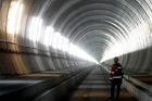 Vlak s 200 lidmi uvízl v 35 kilometrů dlouhém tunelu