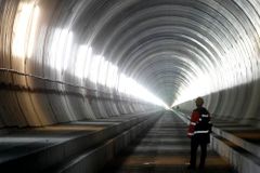 Vlak s 200 lidmi uvízl v 35 kilometrů dlouhém tunelu