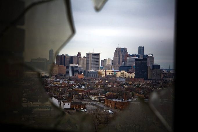 The Demise of the U.S. Automobile Industry December 14, 2008, Detroit, Michigan, USA: As the heads of Detroit's automakers plea their cases to Congress for immediate aid, with GM seeking $12 billion in loans and a $6-billion line of credit, Chrysler asking for $7 billion in loans and Ford Motor Co. pursuing a $9-billion line of credit, the big three continue to struggle and might become a casualty of the severe economic crisis. Detroit's automakers employ nearly a quarter-million workers, and more than 730,000 others produce materials and parts for cars. If just one of the automakers should declare bankruptcy, some estimates put U.S. job losses next year as high as 2.5 million.///A view of downtown Detroit, photographed from the 14th floor of the abandoned central train station.