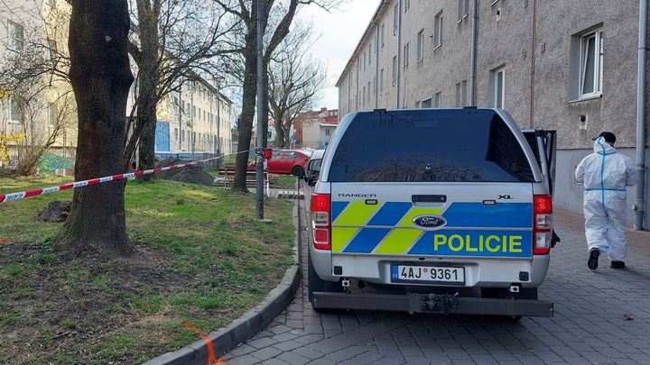 Při výbuchu v Ostravě zemřel člověk, další je zraněný. Na místě zasahuje pyrotechnik; Zdroj foto: Policie ČR